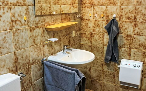 Friesenwohnung: Toilet Seat, Pavimentazione, Idraulico Fixture, Giallo, Bagno, Pavimento, Gabinetto, Piastrella, Idraulico