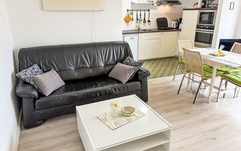 Friesenwohnung: Mobilia, Interior Design, Pavimentazione, Pavimento, Divano, Legna, Camera, Pavimento In Legno, Soggiorno, Casa