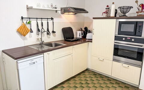 Friesenwohnung: Elettrodomestico Da Cucina, Cucina, Apparecchio Major, Controsoffitto, Legna, Cabinetry, Cucina Stufa, Pavimentazione, Stufa, Lavandino Della Cucina