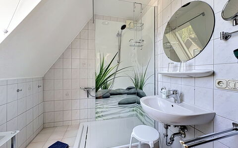 Schömbs: Idraulico Fixture, Interior Design, Pavimentazione, Bagno, Pavimento, Soffitto, Idraulico, Rubinetto, Lavello, Gabinetto