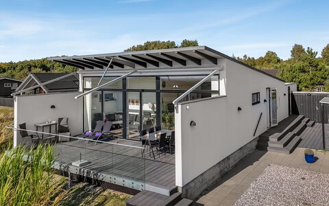 Jorkin - 150M from the Sea: Tetto, Casa, Casa, Villetta, Porta, Raccordo, Deck, Portico, Plank, Latifoglie