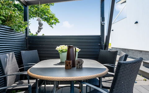 Jorkin - 150M from the Sea: Tetto, Casa, Casa, Villetta, Porta, Raccordo, Deck, Portico, Plank, Latifoglie