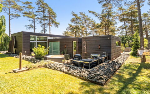 Dagny - 300M from the Sea: Arbusto, Giardino, Casa, Landscaping, Backyard, Cortile, Design, Estate, Edifici Giardino, Raccordo