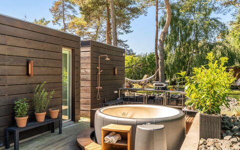 Dagny - 300M from the Sea: Idraulico Fixture, Vasca Da Bagno, Materiale Composito, Mobili Da Esterno, Giardino, Deck, Vaso Di Fiori, Sedia, Backyard