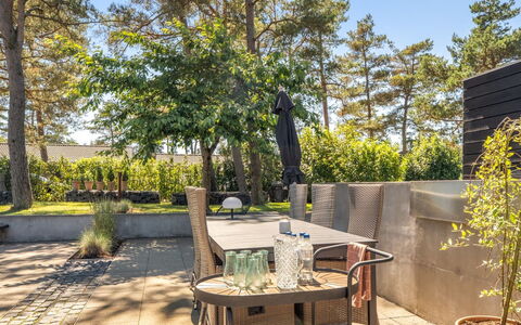 Dagny - 300M from the Sea: Mobili Da Esterno, Mobilia, Arbusto, Giardino, Sedia, Shade, Landscaping, Vaso Di Fiori, Cortile