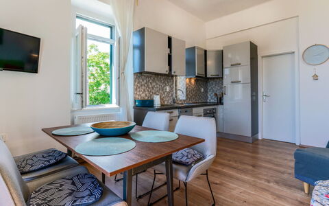 Chloee: Mobilia, Interior Design, Pavimentazione, Pavimento, Tavolo, Appartamento, Sedia, Camera, Cucina & Sala Da Pranzo Tavolo, Latifoglie
