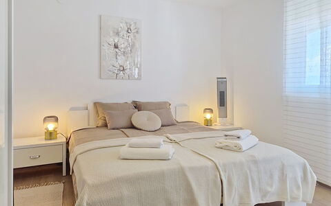 Emma: Mobilia, Letto, Interior Design, Camera Da Letto, Pavimento, Pavimentazione, Parete, Legna, Soffitto, Camera