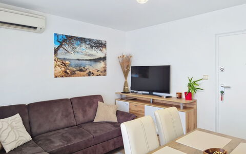 Emma: Mobilia, Pavimentazione, Interior Design, Legna, Pavimento, Divano, Camera, Soggiorno, Tavolo, Illuminazione