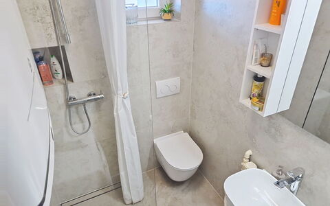Emma: Idraulico Fixture, Bagno, Pavimentazione, Pavimento, Interior Design, Gabinetto, Idraulico, Lavello, Lavandino Del Bagno, Rubinetto