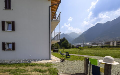 Isola Verde Garden Home: Collina, Catena Montuosa, Hill Station, Valle, Cresta, Balcone, Alpi, Portico, Paesino Di Montagna, Massiccio