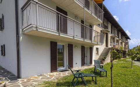Isola Verde Garden Home: Balcone, Appartamento, Portico, Shade, Latifoglie, Villa, Corrimano, Cortile