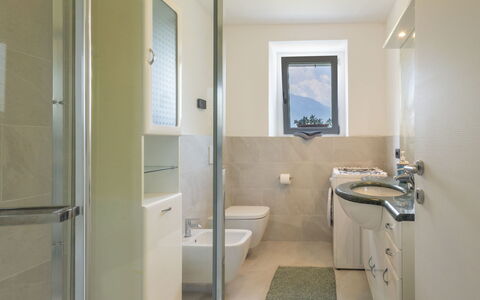 Isola Verde Garden Home: Bagno, Pavimentazione, Interior Design, Idraulico Fixture, Lavandino Del Bagno, Pavimento, Parete, Lavello, Soffitto, Rubinetto