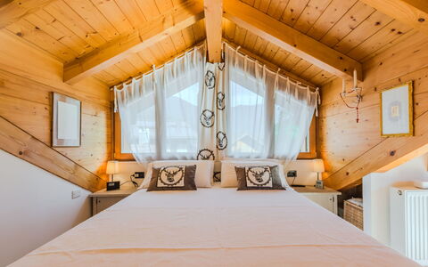 Giglio: Legna, Interior Design, Casa, Mobilia, Camera Da Letto, Soffitto, Pavimento, Letto, Camera, Biancheria