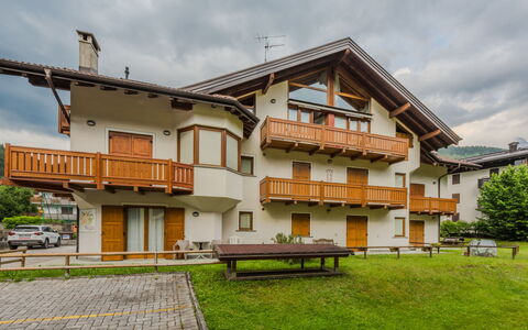 Giglio: Facciata, Zona Residenziale, Casa, Architettura, Casa, Porta, Insediamento Umano, Appartamento, Balcone, Dipingere