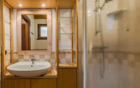 Giglio: Interior Design, Parete, Pavimentazione, Legna, Idraulico Fixture, Pavimento, Lavandino Del Bagno, Specchio, Mobiletto Del Bagno, Bagno