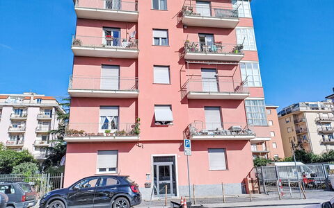 Ardesia: Finestra, Appartamento, Quartiere, Zona Residenziale, Balcone, Condominio, Car Famiglia, City Car, Parcheggio, Hatchback