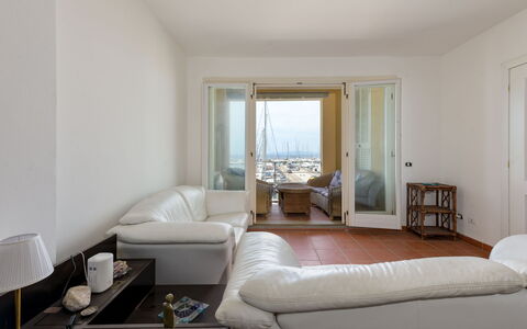 Al Porto: Mobilia, Interior Design, Pavimentazione, Pavimento, Divano, Soffitto, Camera, Appartamento, Soggiorno, Tavolo