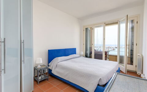 Al Porto: Interior Design, Mobilia, Pavimento, Camera Da Letto, Letto, Pavimentazione, Camera, Lenzuolo, Appartamento, Bedding