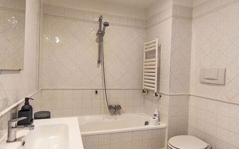 Al Porto: Bagno, Idraulico Fixture, Vasca Da Bagno, Pavimentazione, Interior Design, Pavimento, Rubinetto, Lavello, Lavandino Del Bagno, Idraulico