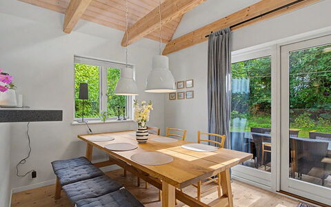 Zelda - 275M from the Sea: Mobilia, Pavimentazione, Interior Design, Legna, Pavimento, Tavolo, Cucina & Sala Da Pranzo Tavolo, Sedia, Soffitto, Sala Da Pranzo