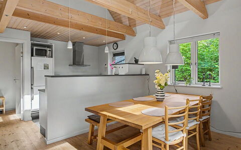 Zelda - 275M from the Sea: Mobilia, Pavimentazione, Legna, Interior Design, Pavimento, Soffitto, Controsoffitto, Pavimento In Legno, Cucina & Sala Da Pranzo Tavolo, Cucina