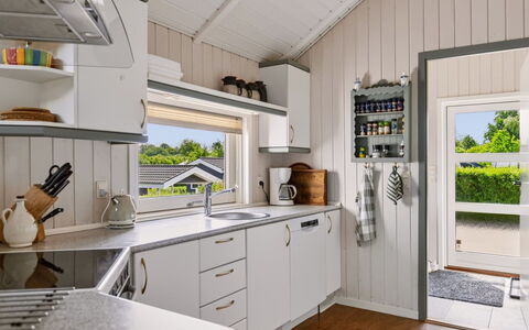 Hélène - 1.1Km from the Sea: Interior Design, Pavimentazione, Cucina, Controsoffitto, Casa, Elettrodomestico Da Cucina, Soffitto, Elettrodomestico, Cabinetry, Apparecchio Major