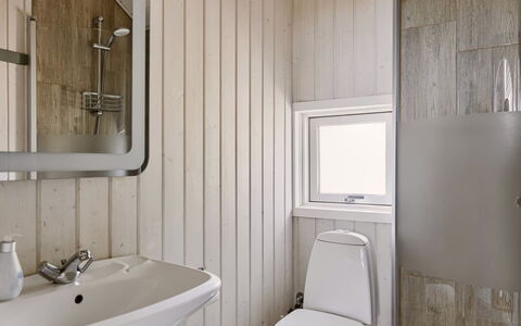 Hélène - 1.1Km from the Sea: Bagno, Idraulico Fixture, Parete, Lavandino Del Bagno, Pavimentazione, Legna, Toilet Seat, Pavimento, Gabinetto, Lavello
