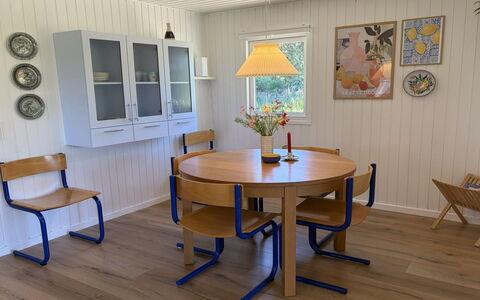 Goce - 300M from the Sea: Mobilia, Pavimentazione, Pavimento, Legna, Interior Design, Tavolo, Sedia, Sala Da Pranzo, Cucina & Sala Da Pranzo Tavolo, Pavimento In Legno