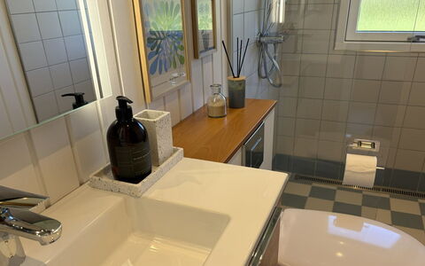 Goce - 300M from the Sea: Lavandino Del Bagno, Idraulico Fixture, Lavello, Bagno, Interior Design, Pavimentazione, Rubinetto, Pavimento, Idraulico, Specchio