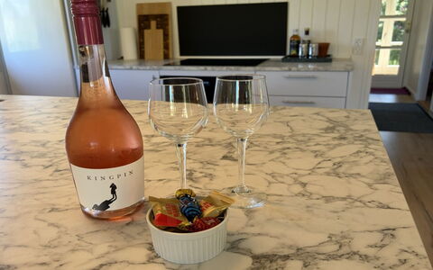 Goce - 300M from the Sea: Tavola, Bicchieri, Barware, Tavolo, Stemware, Serveware, Mobilia, Cibo