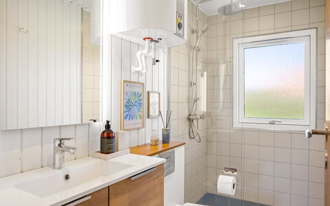 Goce - 300M from the Sea: Idraulico Fixture, Interior Design, Pavimentazione, Lavello, Pavimento, Bagno, Mobiletto Del Bagno, Rubinetto, Idraulico, Lavandino Del Bagno