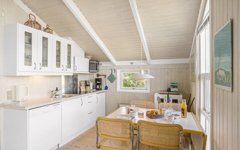 Glennie - 500M from the Sea: Interior Design, Pavimentazione, Legna, Soffitto, Pavimento, Mobilia, Casa, Cucina, Pavimento In Legno, Controsoffitto