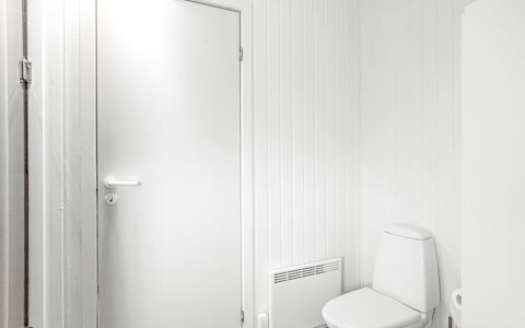 Glennie - 500M from the Sea: Parete, Pavimentazione, Legna, Pavimento, Idraulico Fixture, Camera, Bagno, Idraulico, Soffitto, Gabinetto
