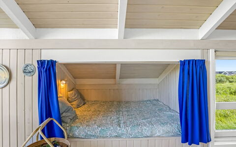 Glennie - 500M from the Sea: Legna, Interior Design, Pavimento, Soffitto, Pavimentazione, Mobilia, Camera, Camera Da Letto, Color Legno, Letto