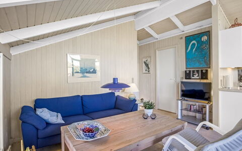 Glennie - 500M from the Sea: Mobilia, Interior Design, Legna, Pavimentazione, Pavimento, Soffitto, Soggiorno, Casa, Divano, Camera