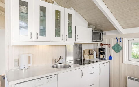 Glennie - 500M from the Sea: Legna, Cucina, Controsoffitto, Interior Design, Cabinetry, Idraulico Fixture, Lavello, Rubinetto, Mobilia, Apparecchio Major