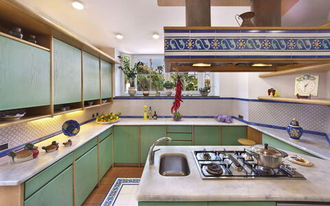 Villa Clara: Cucina, Controsoffitto, Interior Design, Elettrodomestico Da Cucina, Cucina Stufa, Apparecchio Major, Pavimentazione, Cabinetry, Illuminazione, Stufa A Gas