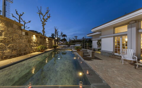Villa Clara: Casa, Materiale Composito, Giochi D'Acqua, Piscina, Estate, Ricorrere, Dimora, Cortile, Flagstone, Giardino