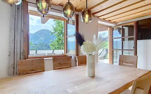 Hoamat Stadlfeld: Mobilia, Interior Design, Pavimentazione, Legna, Soffitto, Lampada, Pavimento, Lampadario, Sala Da Pranzo, Illuminazione