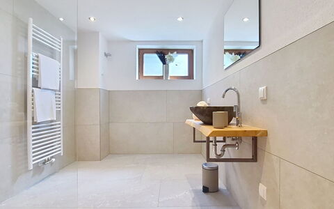 Hoamat Stadlfeld: Pavimentazione, Parete, Pavimento, Idraulico Fixture, Interior Design, Bagno, Soffitto, Rubinetto, Illuminazione, Piastrella