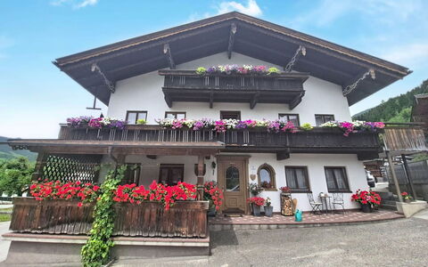 Holzegger: Cittadina, Tenda, Balcone
