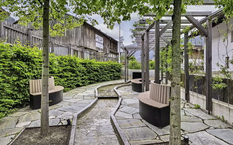 Holzegger: Flagstone, Giardino, Passerella, Shade, Backyard, Cobblestone, Cortile, Cortile, Landscaping, Struttura Esterna
