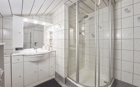 Holzegger: Pavimentazione, Interior Design, Pavimento, Idraulico Fixture, Soffitto, Bagno, Camera, Idraulico, Lavello, Lavandino Del Bagno