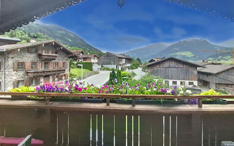 Holzegger: Casa, Balcone, Villetta, Catena Montuosa, Villaggio, Valle, Vaso Di Fiori, Fiorai, Paesino Di Montagna, Pianta Della Casa
