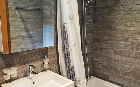 Taviarna Laax 1.9: Idraulico Fixture, Pavimentazione, Bagno, Pavimento, Interior Design, Idraulico, Rubinetto, Lavello, Lavandino Del Bagno, Piastrella