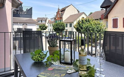 Endingen am Kaiserstuhl 100: Balcone, Vaso Di Fiori, Casa, Urban Design, Appartamento, Pianta Della Casa, Portico, Sedia, Corrimano, Recinzione