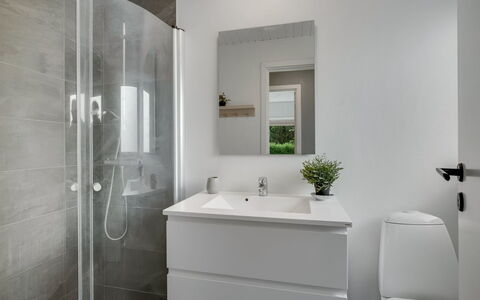 Adisl - 300M to the Fjord: Bagno, Idraulico Fixture, Lavandino Del Bagno, Pavimentazione, Lavello, Interior Design, Pavimento, Mobiletto Del Bagno, Gabinetto, Rubinetto