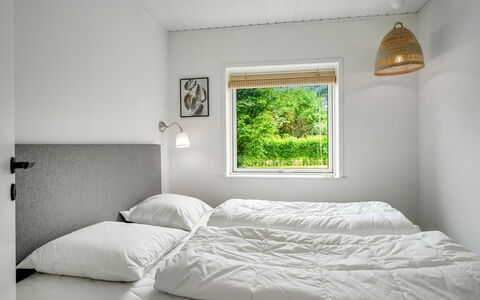 Adisl - 300M to the Fjord: Parete, Camera Da Letto, Letto, Legna, Bedding, Lenzuolo, Interior Design, Soffitto, Telaio Del Letto, Casa