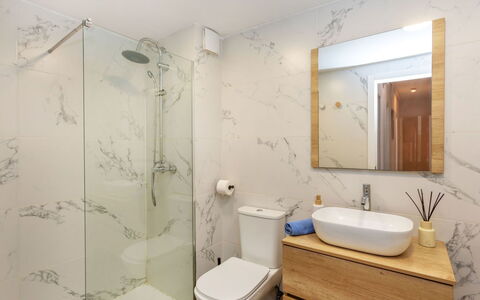 Ribera: Bagno, Idraulico Fixture, Parete, Pavimentazione, Pavimento, Interior Design, Gabinetto, Lavello, Mobiletto Del Bagno, Lavandino Del Bagno