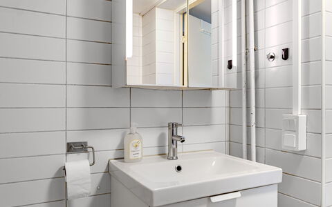Odal: Parete, Interior Design, Bagno, Pavimentazione, Idraulico Fixture, Lavandino Del Bagno, Pavimento, Lavello, Idraulico, Rubinetto